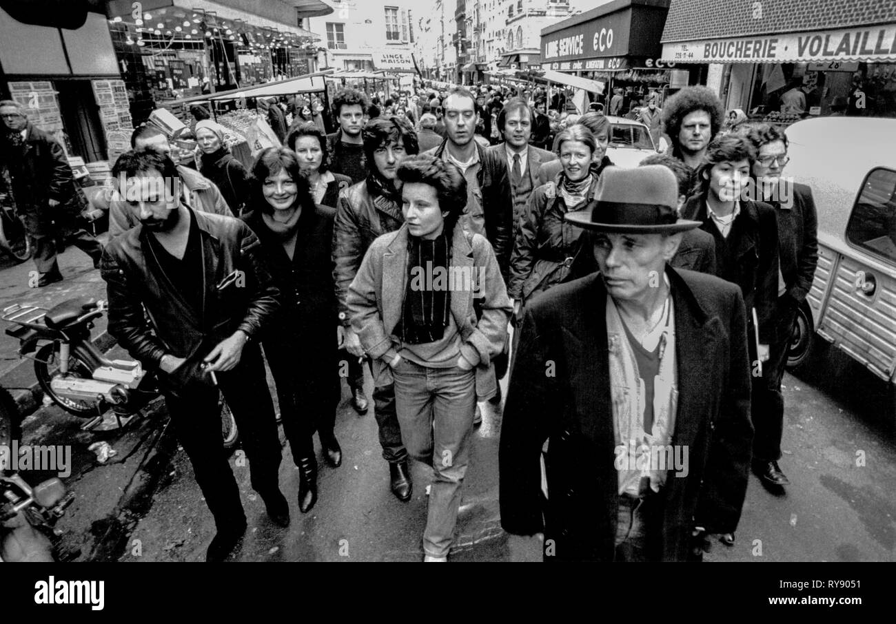 L'artiste allemand Joseph Beuys avec un groupe de ses élèves, Paris, France Banque D'Images