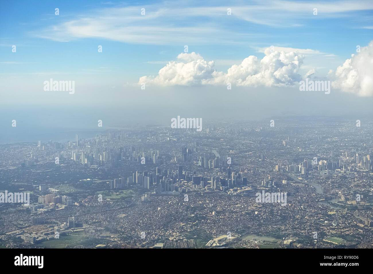 Vue aérienne de la région métropolitaine de Manille sur Metropolis journée ensoleillée - Philippines Banque D'Images