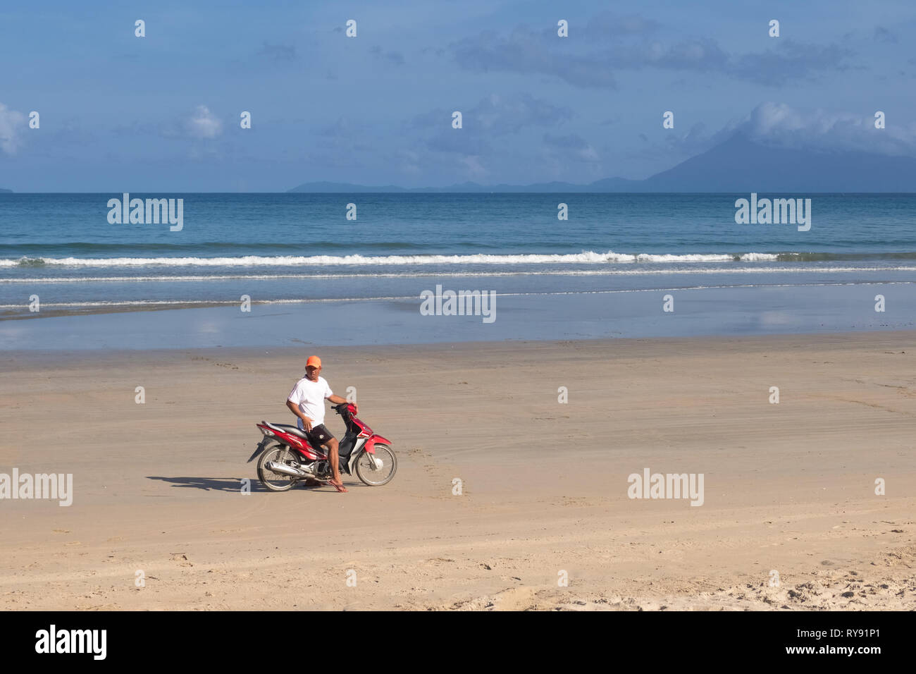 Homme de son pays sur la mer rouge par moto - San Vicente de la plage Long, Palawan - Philippines Banque D'Images
