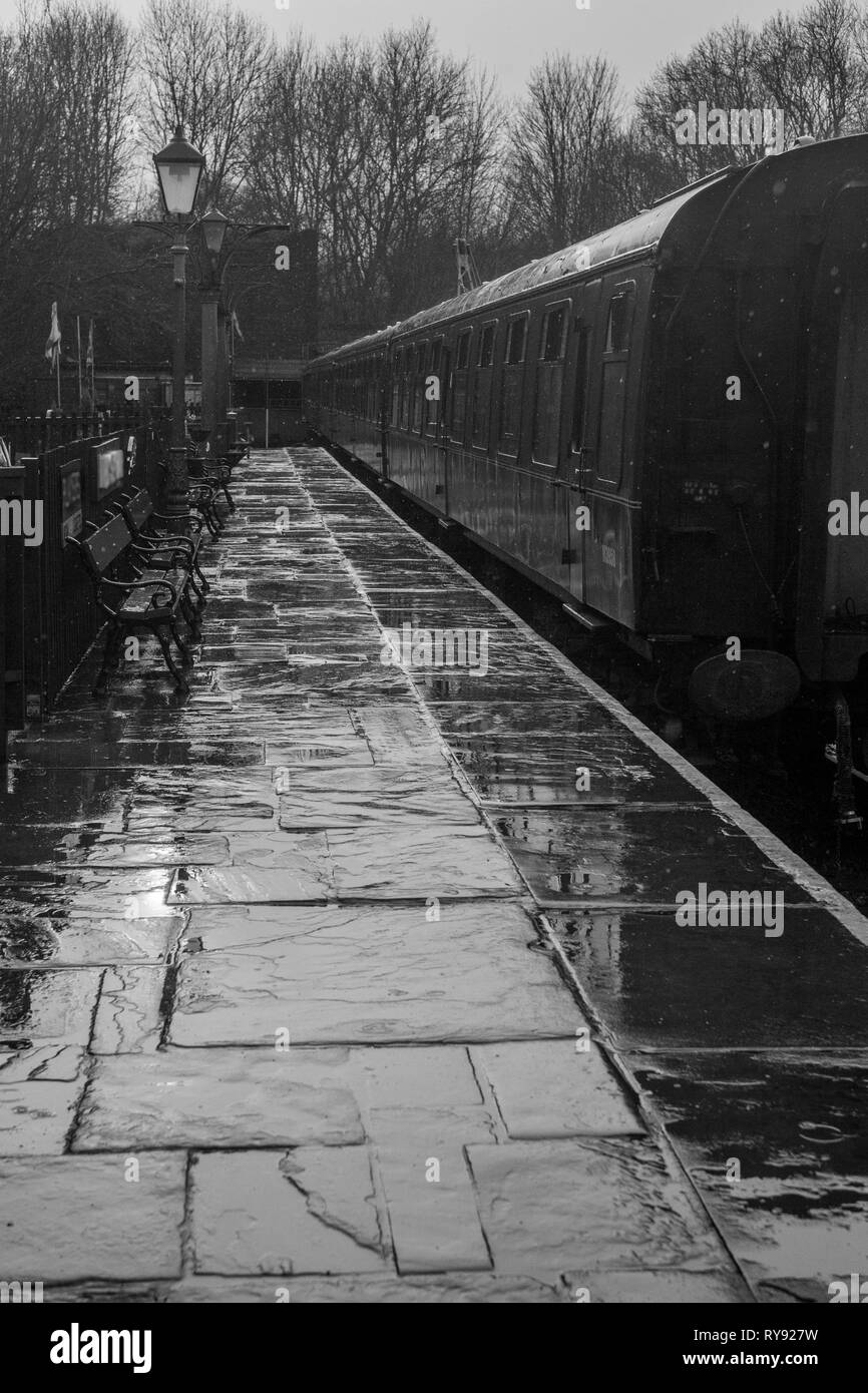 Après une tempête de pluie, le soleil apparaît sur la station. Banque D'Images