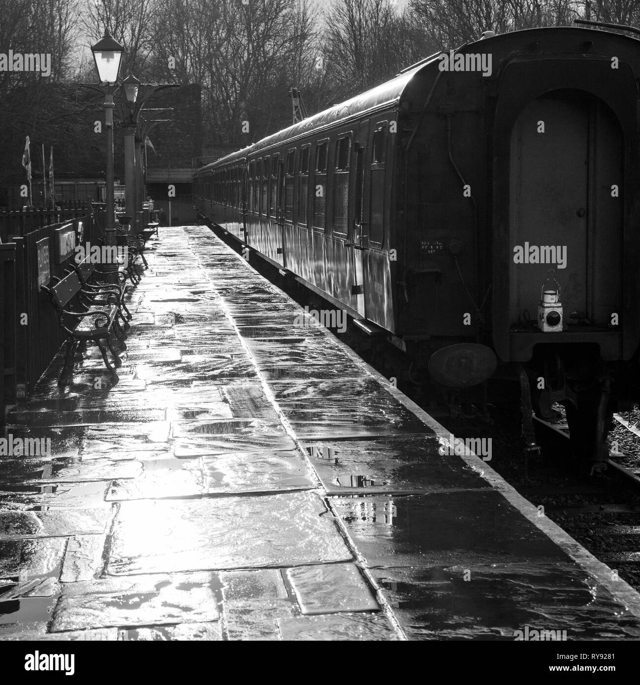 Après une tempête de pluie, le soleil apparaît sur la station. Banque D'Images