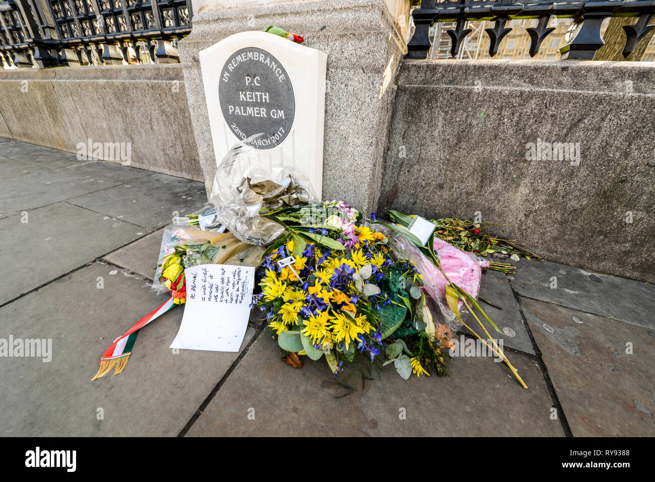 Pierre commémorative pour PC Keith Palmer GM, un policier tué par un terroriste dans le parc du Palais de Westminster. Cartes et fleurs Banque D'Images