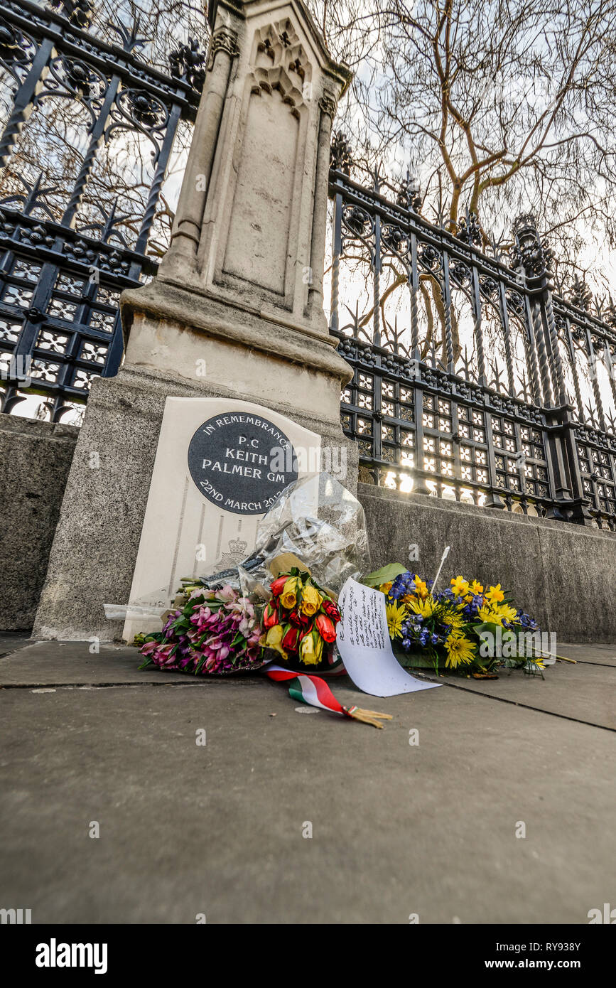 Pierre commémorative pour PC Keith Palmer GM, un policier tué par un terroriste dans le parc du Palais de Westminster. Cartes et fleurs Banque D'Images