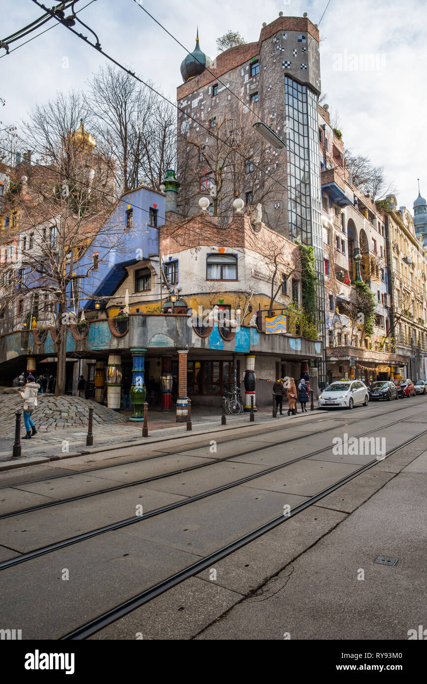 Hundertwasserhaus, monument expressionniste et le logement public, conçu par l'architecte Friedenreich Hundertwasser à Vienne. L'Autriche. Banque D'Images