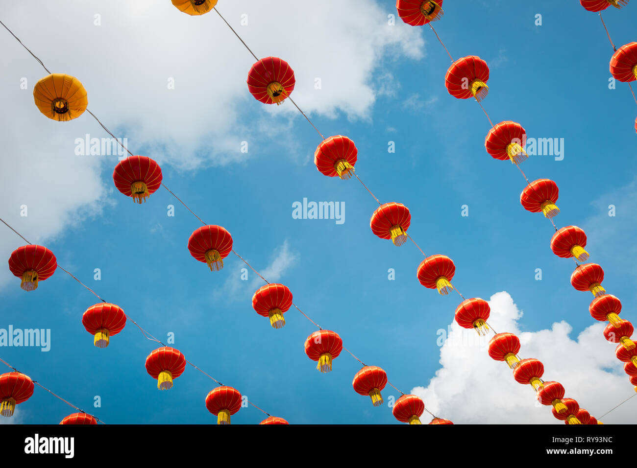 Décorations du Nouvel An chinois dans la rue te against a blue sky Banque D'Images