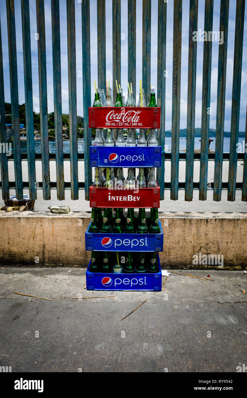 Pile de caisses à bouteilles Soda anciens, composé de Coke, Pepsi, et notamment la Mountain Dew - City, Philippines Banque D'Images