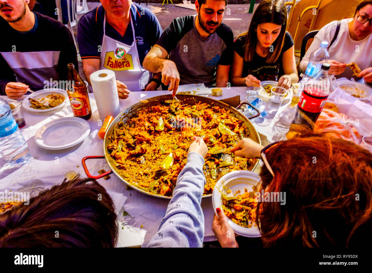 Valencia paella, membres de Fallas manger paella traditionnelle ensemble dans la rue, Las Fallas partie Valence, Barrio El Botanico Valencia Espagne gastronomie Banque D'Images