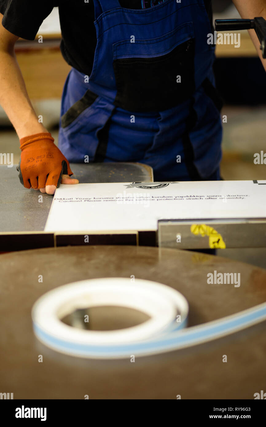 Le travail du bois et fabrication de meubles concept. Un menuisier dans l'atelier de menuiserie faire Banque D'Images