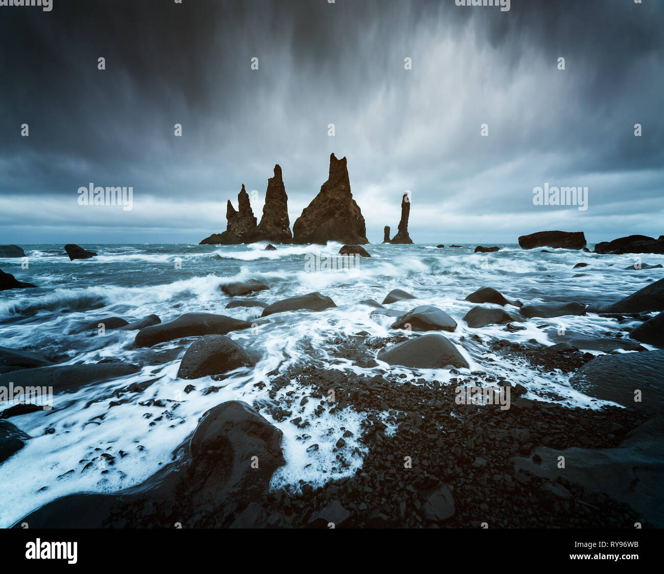 Trolls les doigts. Falaises de Reynisdrangar près de la ville de Vik. Paysage maussade avec l'océan Atlantique. Attraction touristique de l'Islande Banque D'Images