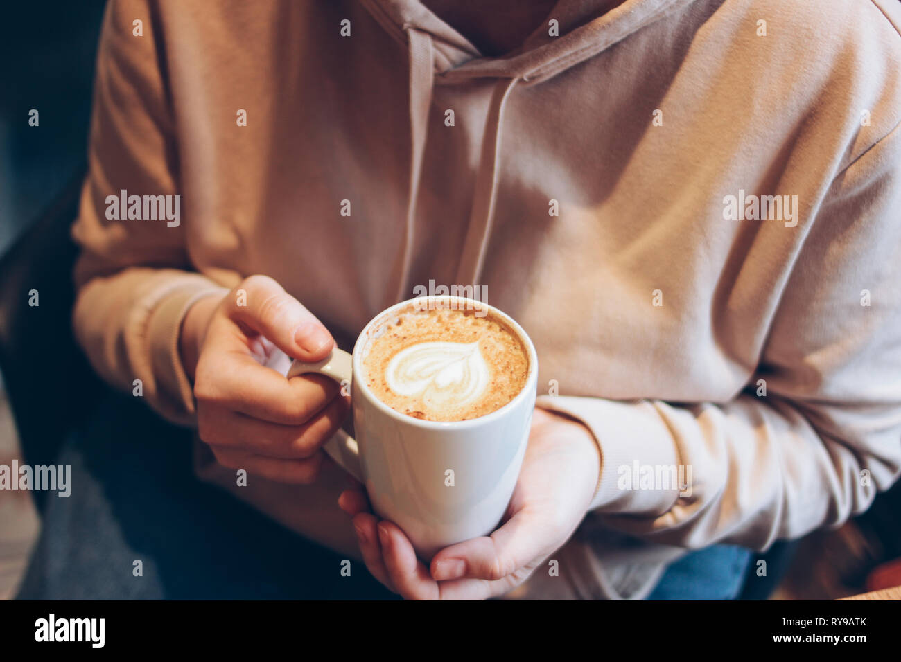 Tasse de café cappuccino avec de la mousse coeur de femmes au café, Close up Banque D'Images