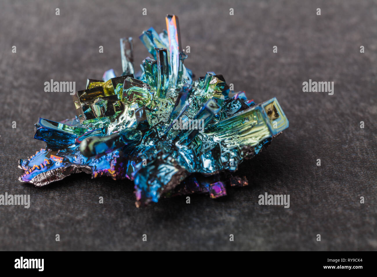Cristaux de bismuth sur un fond sombre. C'est le plus fortement l'élément diamagnétique et aussi la plus lourde c'est pas radioactif Banque D'Images