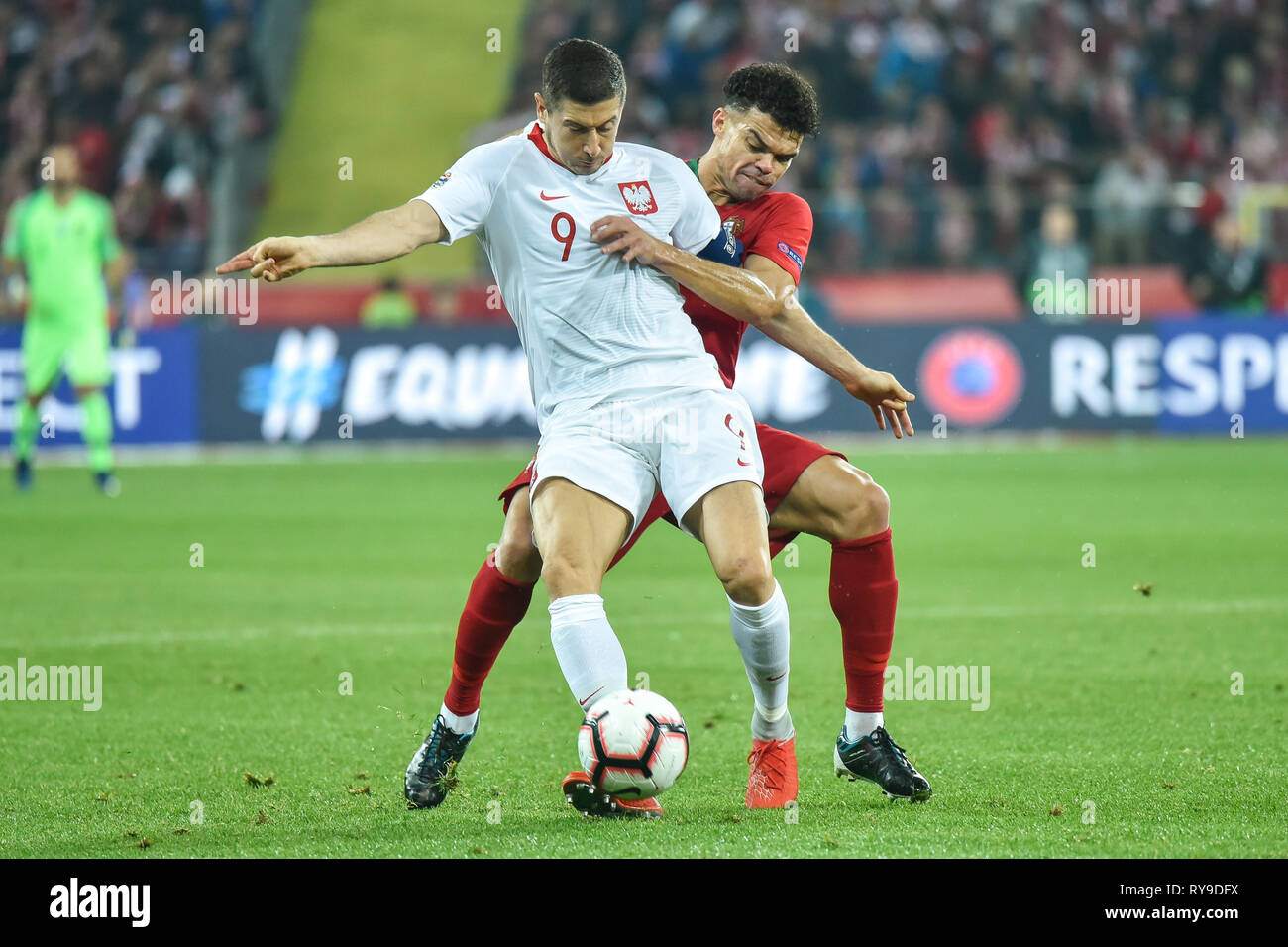 CHORZOW, Pologne - 11 octobre 2018 : Nations Unies Division de la Ligue de football un groupe 3 match Pologne vs Portugal 2:3 . En action Robert Lewandowski (L) et de PEP Banque D'Images