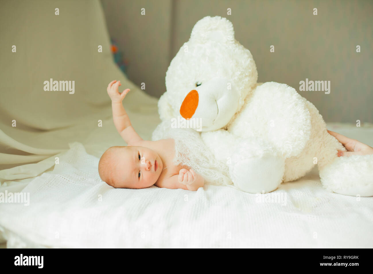 Joli Bebe Nouveau Ne Fille Avec Une Grosse Peluche Allonge Sur La Couverture Photo Stock Alamy