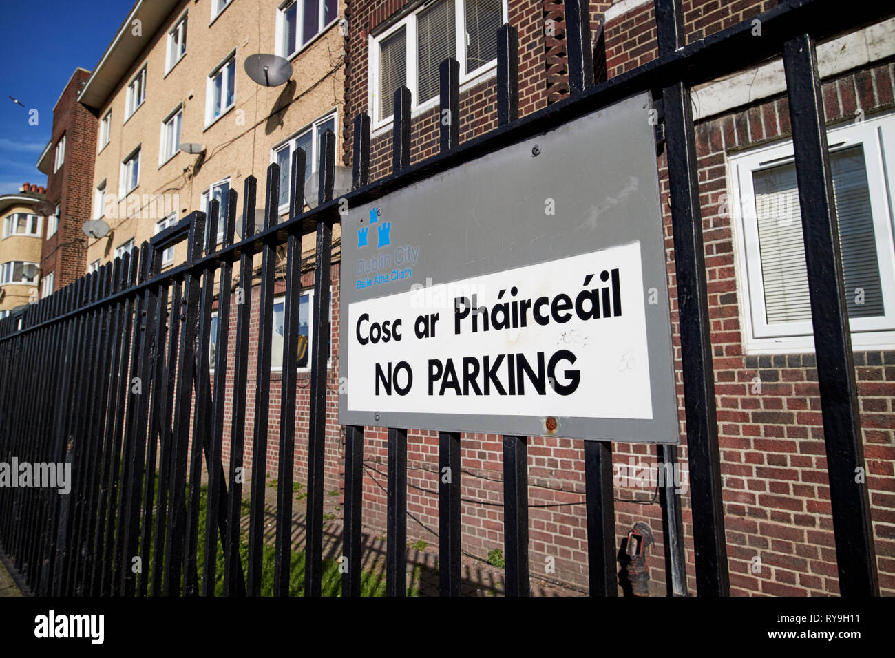 No parking sign sur garde-corps extérieur Ballybough chambre rangée de peupliers appartements dublin city council appartements Dublin 3 République d'Irlande Europe Conçu par Herber Banque D'Images