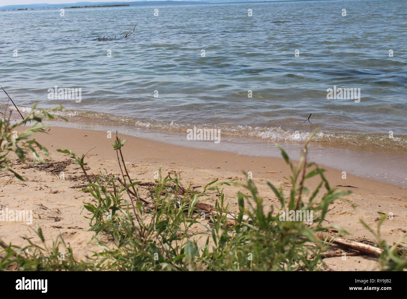 Laver la crasse de la baisse de tension avec le clair, eaux fraîches du lac Michigan après que vous êtes allé en randonnée. Banque D'Images