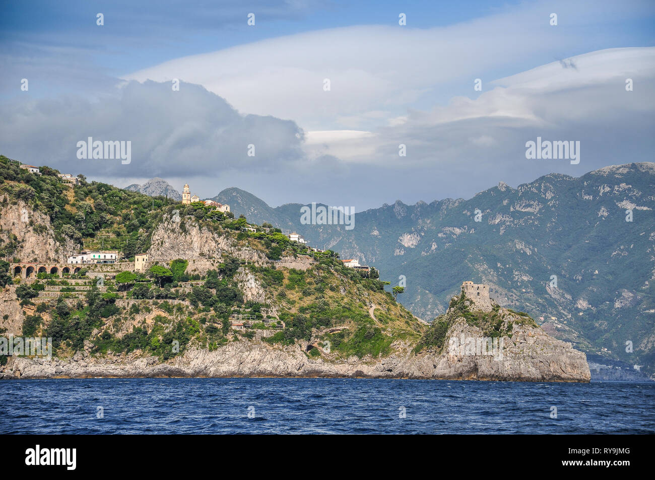 L'église de San Pancrazio Martire et Capo di Conca falaise panorama, Côte d'Amalfi, Italie Banque D'Images