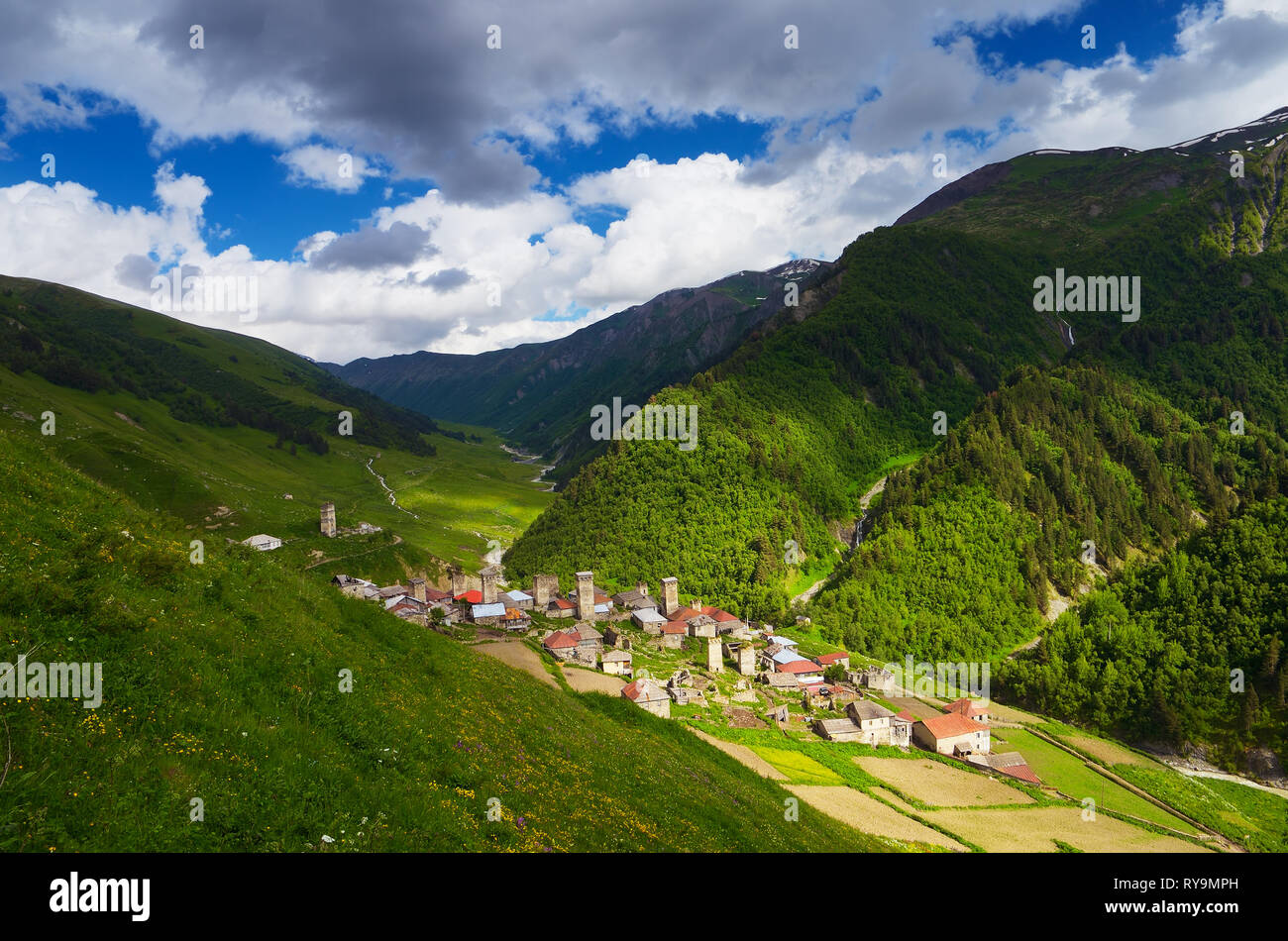 Paysage d'été. Le village traditionnel de montagne. Maisons anciennes en pierre. La crête caucasienne Principale. Zemo Svaneti, Géorgie Banque D'Images