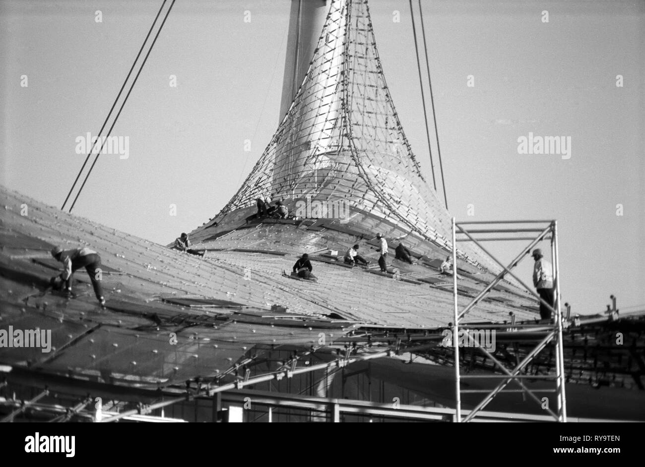 Le Parc olympique de Munich, pour les Jeux Olympiques, en construction. Olympic Hall dans le soleil de l'après-midi. Montage des Schwimmhallendachs, 1971 Banque D'Images