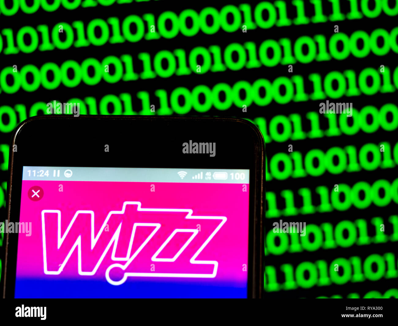 Wizz Air Holdings plc logo de l'entreprise vu affichée sur téléphone intelligent. Banque D'Images