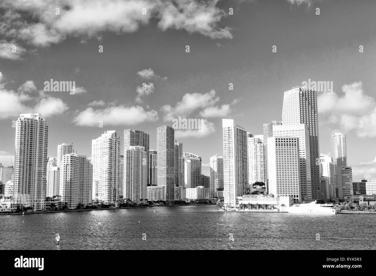 Seascape de Bayside à Miami avec des bâtiments et gratte-ciel du centre-ville Banque D'Images