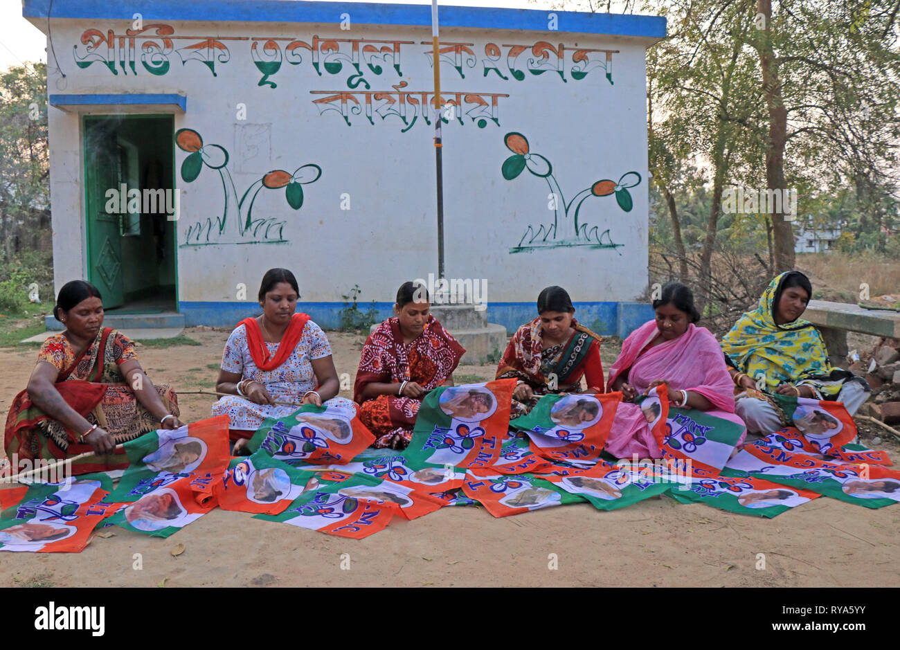 Bolpur, Inde. Mar 12, 2019. Les femmes du parti du Congrès Trinamool organiser les drapeaux de parti après l'annonce des candidats des partis comme une partie de campagne électorale pour les élections générales à venir en 2019. Credit : Subhashis Basu/Pacific Press/Alamy Live News Banque D'Images