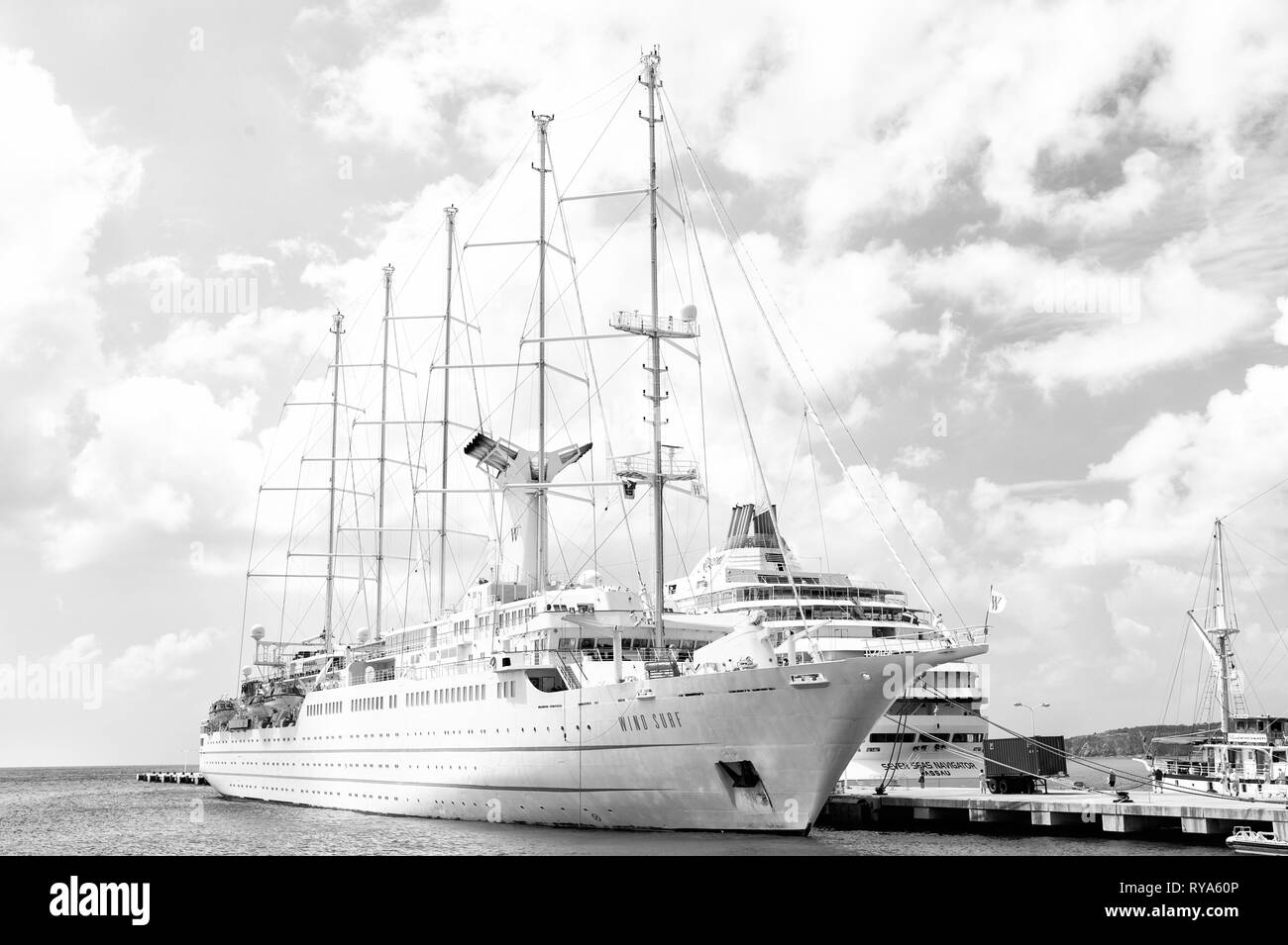 St Maarten, Pays-Bas - 13 Février 2016 : bateau de luxe de croisière ou de planche à voile dans la baie près de dock sur la terrasse extérieure de l'eau sur fond de ciel nuageux Banque D'Images