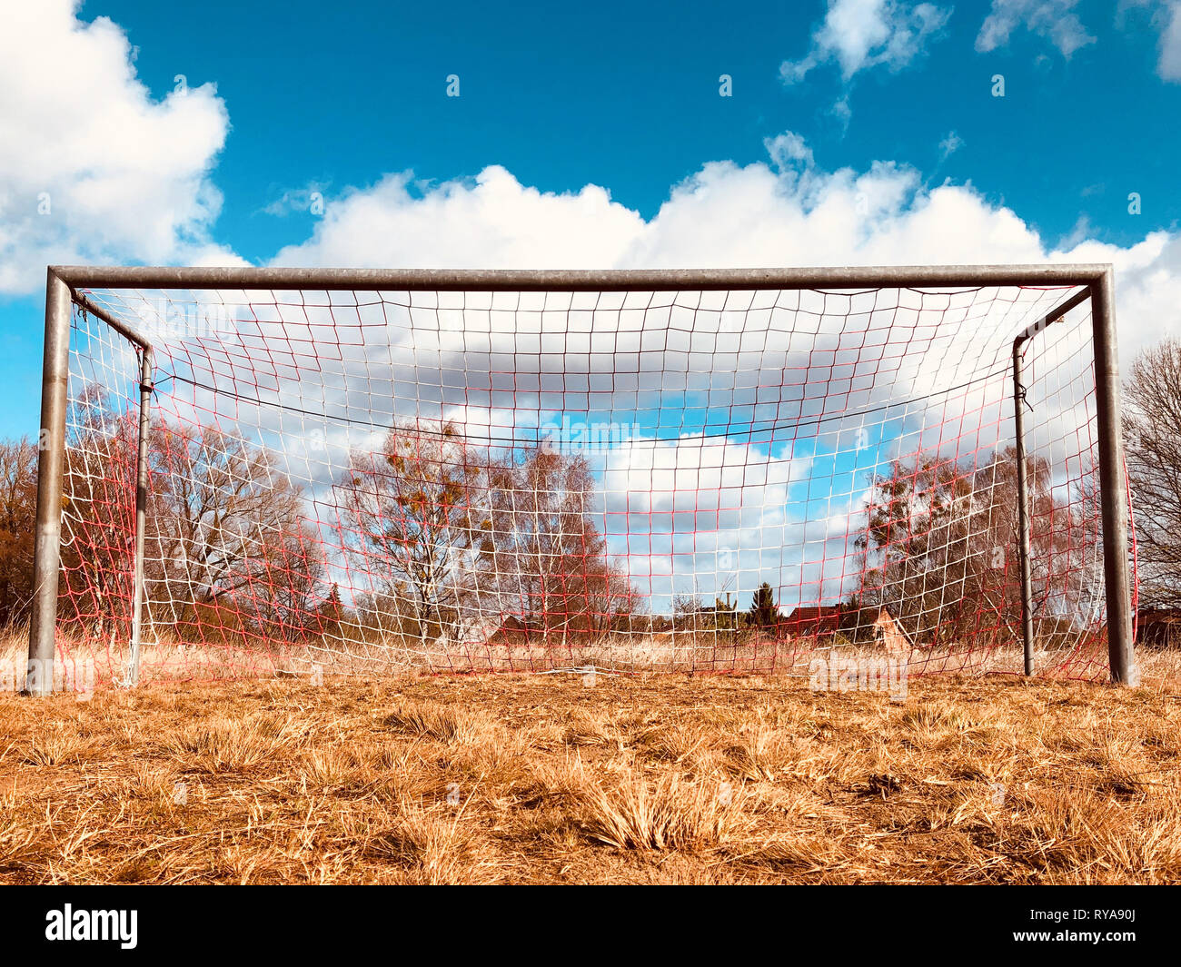 Buts de soccer sur campagne, low angle view of rural terrain de football - Banque D'Images