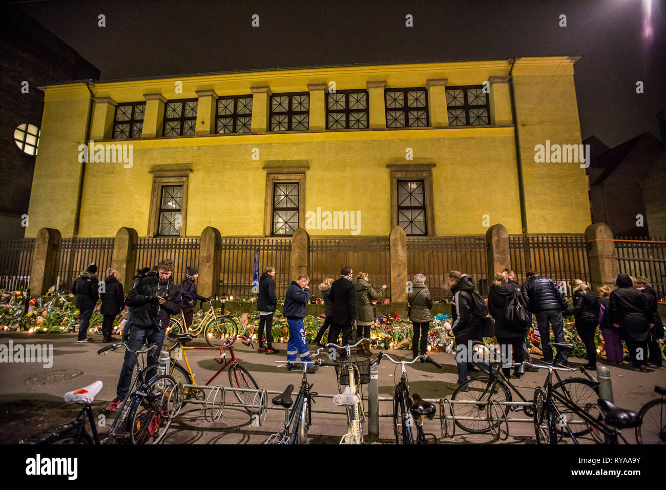 Danemark, copenhague - 17 février 2015. Les gens continuent de placer des fleurs en face de la synagogue de Krystalgade où la 37-year-old Dan Uzan a été abattu alors qu'il garde la bat mitzvah parti qui a eu lieu à l'intérieur de la synagogue (Gonzales Photo//Kim Matthäi Leland). Banque D'Images