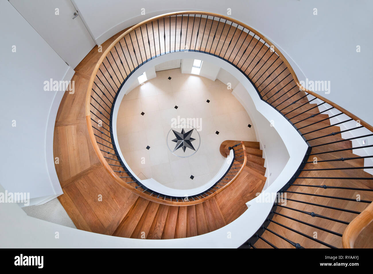 Escalier en bois en spirale in modern house Banque D'Images