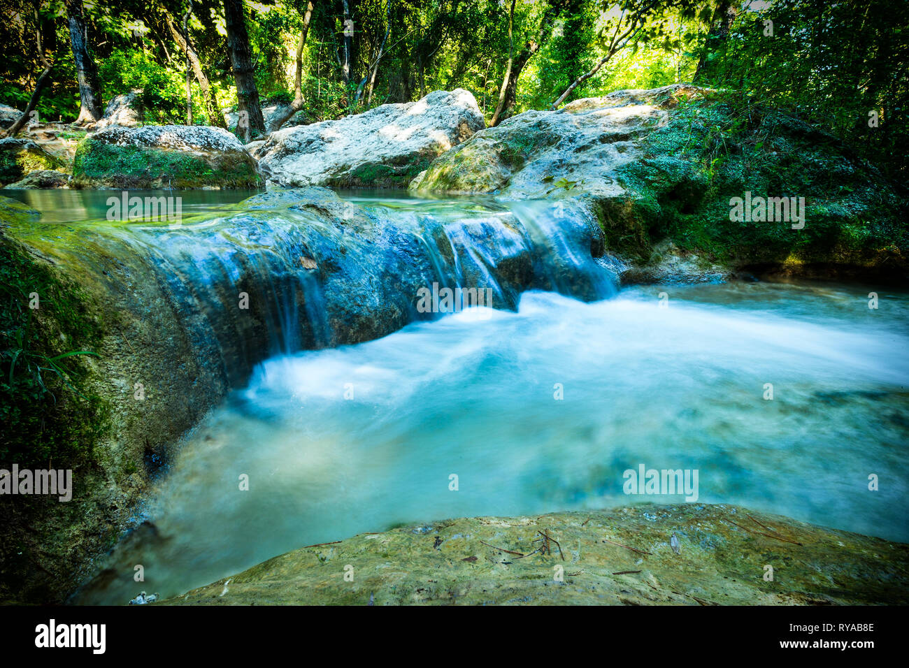 Wasserueberlauf zwischen zwei Wasserbecken in Cascade de Sillans, Sillans-la-Cascade, Frankreich Banque D'Images
