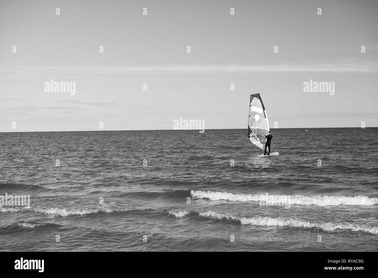 Gdansk, Pologne - 19 septembre 2016 : planche ou man sportsman surfe et voiles à bord par le vent sur l'eau de mer côtière surface waves sur journée ensoleillée sur b Banque D'Images