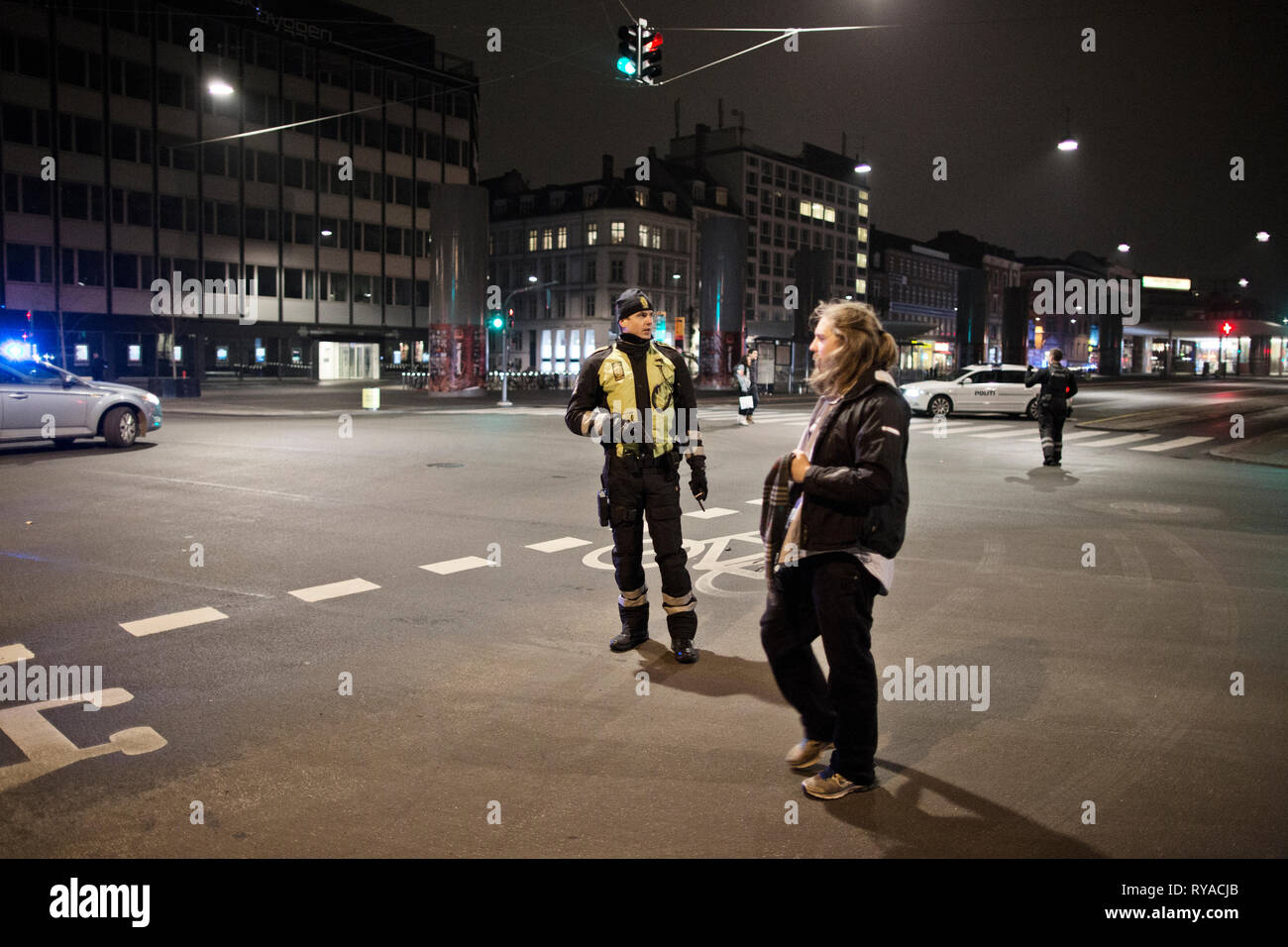 Danemark, copenhague - 15 février 2015. Un agent de police danois armés patrouille dans les rues à Nørreport, dans le centre de Copenhague après les attaques de terreur le samedi. Plus tard dimanche matin le tournage suspect a été abattu autour de 04.50 AM à Svanevej. (Photo crédit : Kenneth Nguyen - Gonzales Photo). Banque D'Images