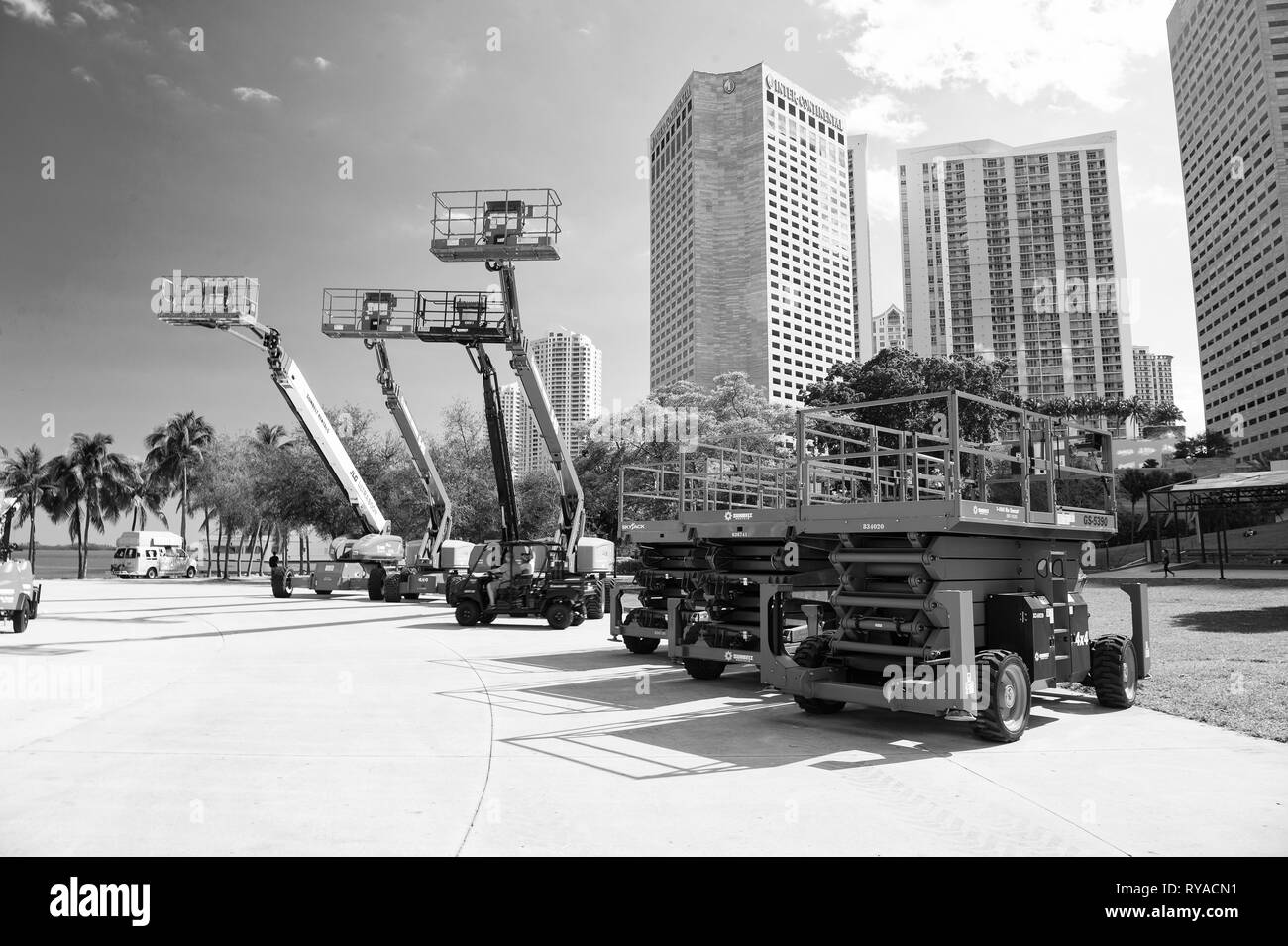 Miami, USA - 29 Février 2016 : plates-formes industrielles mobiles ou de l'équipement avec des ascenseurs sur les roues au salon d'exposition ou l'extérieur dès les beaux Banque D'Images