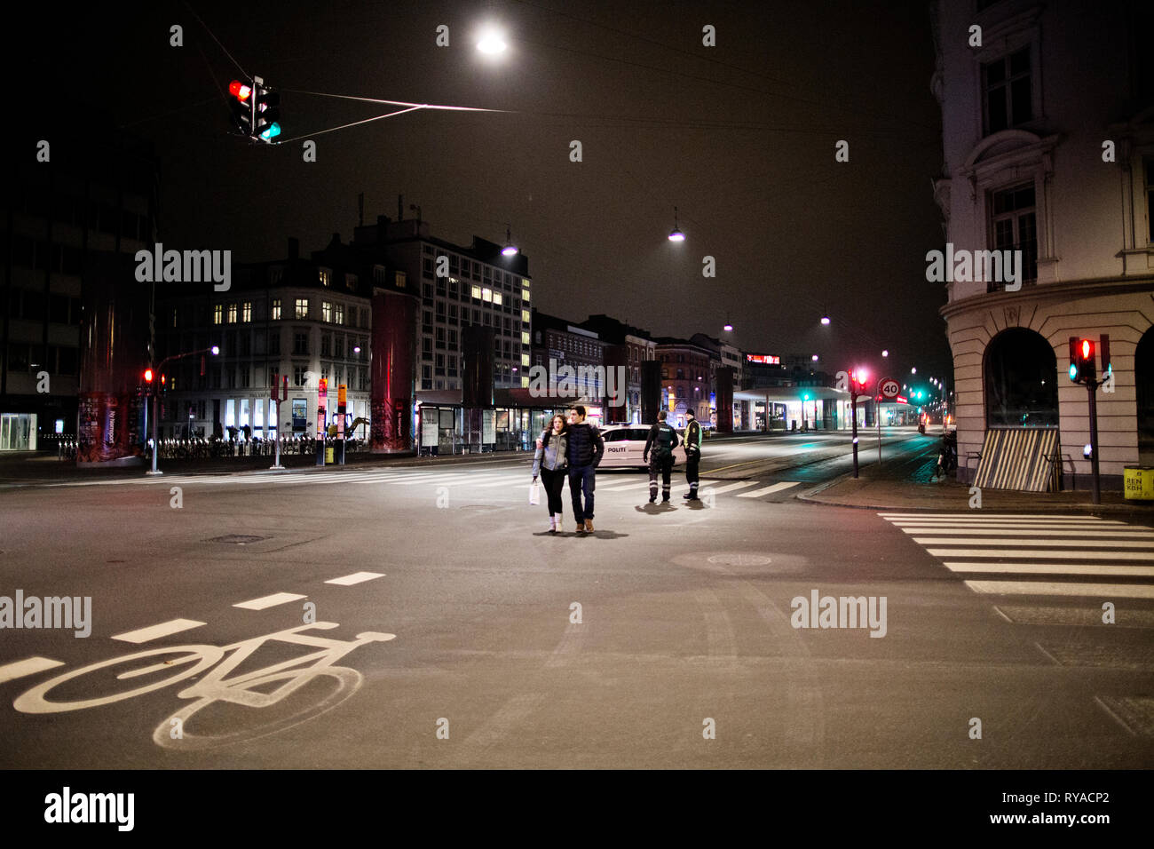 Danemark, copenhague - 15 février 2015. Les agents de police danois armés patrouillent les rues à Nørreport, dans le centre de Copenhague après les attaques de terreur le samedi. Plus tard dimanche matin le tournage suspect a été abattu autour de 04.50 AM à Svanevej. (Photo crédit : Kenneth Nguyen - Gonzales Photo). Banque D'Images