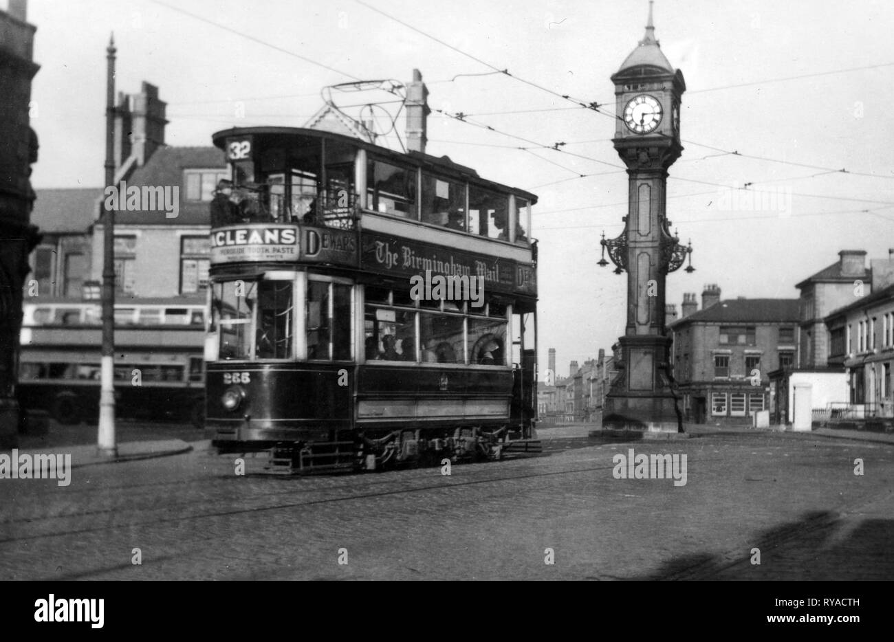 Birmingham Corporation le tram n ° 255 sur voie progressif Warstone en 1946 connu comme le quartier des bijoutiers de Birmingham Banque D'Images