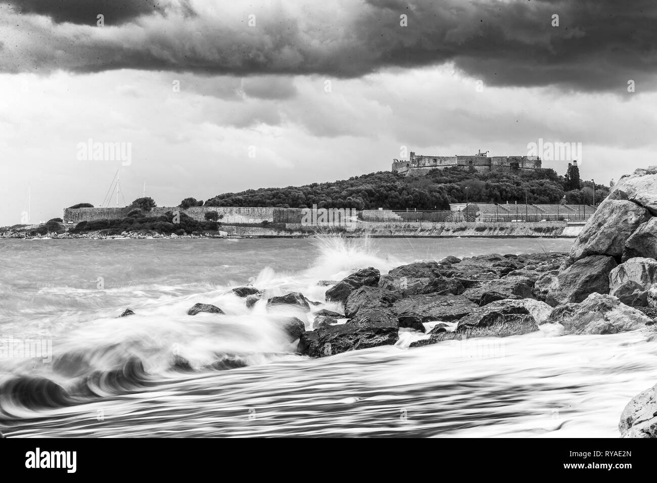 Wellen an der Küste BEI Antibes/Frankfreich Banque D'Images