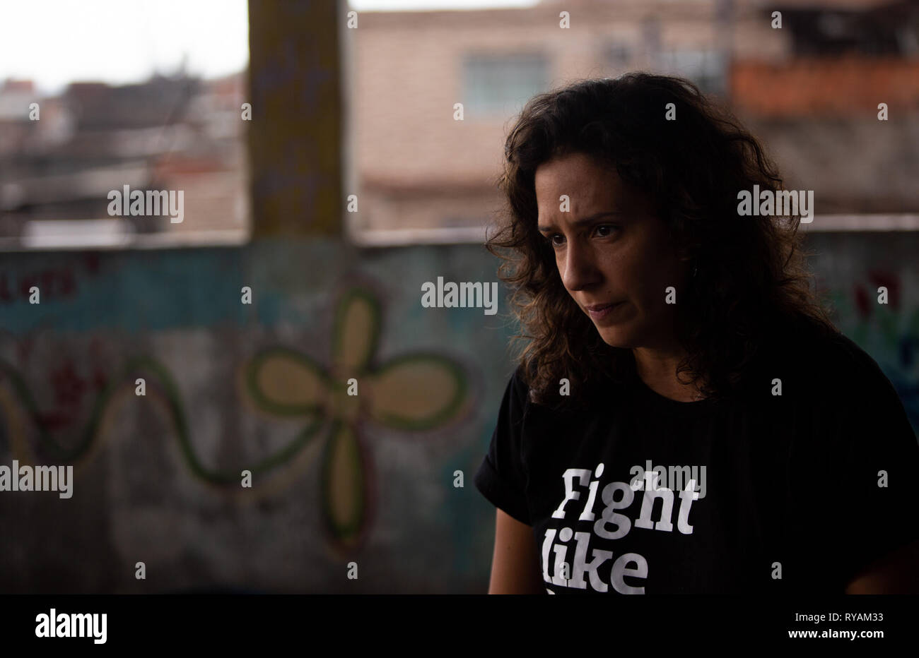 Rio de Janeiro, Brésil. Feb 17, 2019. Monica Bonicio, ancien partenaire de l'assassiné conseiller municipal Marielle Franco, parle à un dpa interview sur une terrasse dans la Mare district. En tant que conseiller municipal de gauche PSOL, Franco est actif contre la violence et la corruption dans les bidonvilles de Rio de Janeiro. Le puissant apparemment les milices s'est retourné contre eux. (Dpa 'Marielle et les milices paramilitaires : terroriser les favelas au Brésil" de 13.03.2019) Crédit : Ian Cheibub//dpa/Alamy Live News Banque D'Images