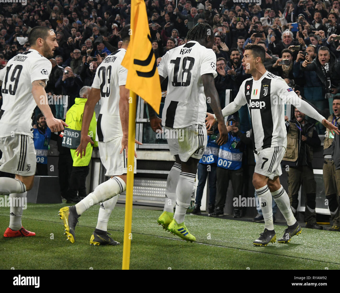 Turin. 12Th Mar, 2018. La Juventus Cristiano Ronaldo (R) célèbre après avoir marqué au cours de l'UEFA Champions League round 16 match retour correspondance entre la Juventus et l'Atletico Madrid à Turin, Italie, Mar.12, 2018. La Juventus a gagné 3-0. Credit : Alberto Lingria/Xinhua/Alamy Live News Banque D'Images