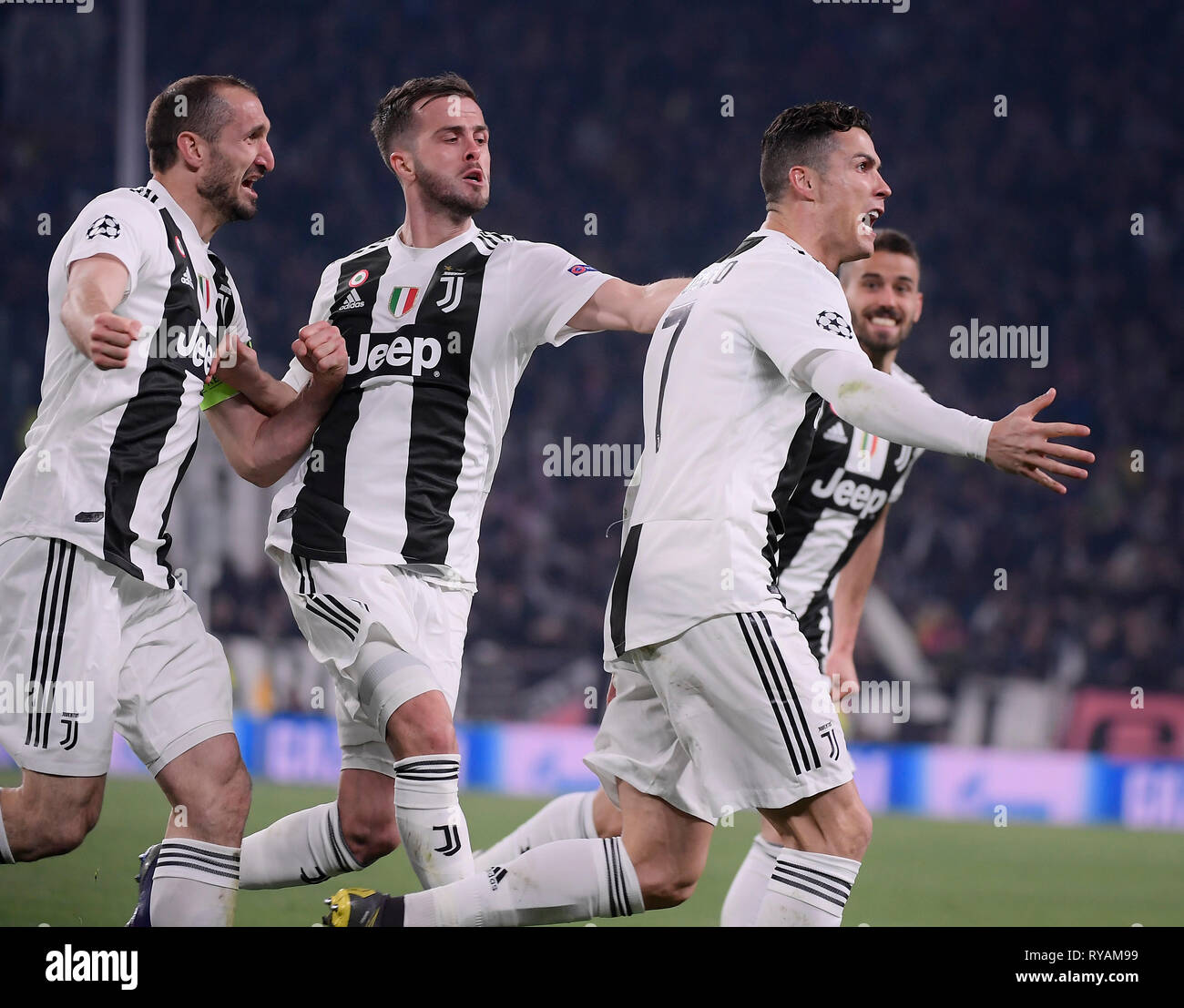 Turin. 12Th Mar, 2018. La Juventus Cristiano Ronaldo (R) célèbre après avoir marqué au cours de l'UEFA Champions League round 16 match retour correspondance entre la Juventus et l'Atletico Madrid à Turin, Italie, Mar.12, 2018. La Juventus a gagné 3-0. Credit : Alberto Lingria/Xinhua/Alamy Live News Banque D'Images