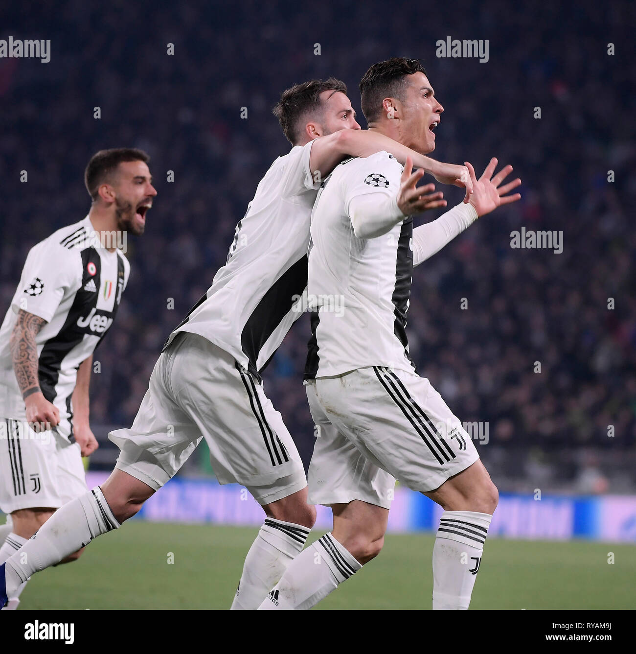 Turin. 12Th Mar, 2018. La Juventus Cristiano Ronaldo (R) célèbre après avoir marqué au cours de l'UEFA Champions League round 16 match retour correspondance entre la Juventus et l'Atletico Madrid à Turin, Italie, Mar.12, 2018. La Juventus a gagné 3-0. Credit : Alberto Lingria/Xinhua/Alamy Live News Banque D'Images