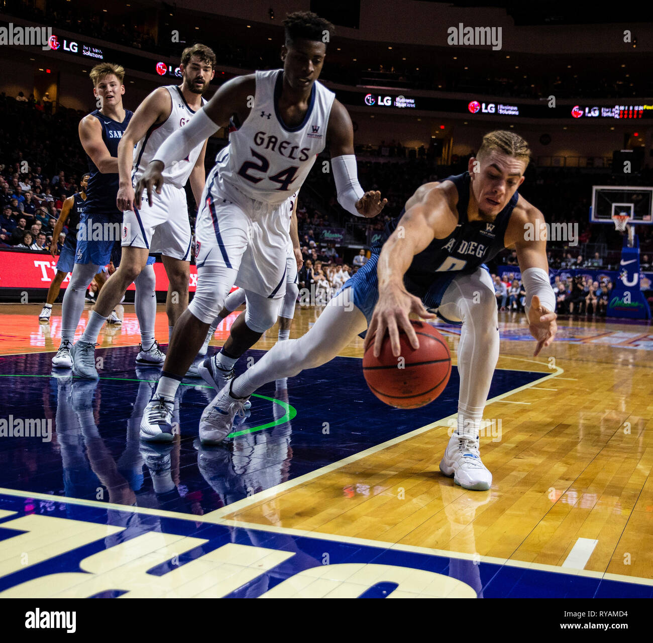 Mar 11 2019 Las Vegas, NV, États-Unis San Diego Toreros avant Ésaïe Pineiro (0) lutte pour le rebond au cours de la Conférence de la côte ouest de la NCAA Men's Basket-ball tournoi semi-finale entre le San Diego Toreros et les Gaels 62-69 Saint Mary's a perdu à Orleans Arena de Las Vegas, NV. James Thurman/CSM Banque D'Images