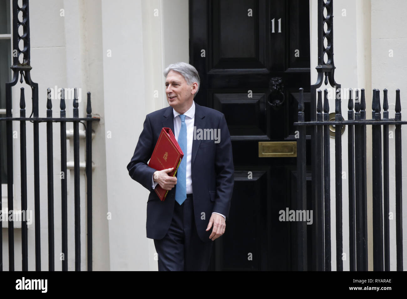 (190313) -- Londres, 13 mars 2019 (Xinhua) -- le ministre des Finances britannique Philip Hammond quitte le 11 Downing Street pour présenter sa déclaration au Parlement au printemps, à Londres, en Grande-Bretagne, le 13 mars 2019. (Xinhua/Joe Newman) Banque D'Images