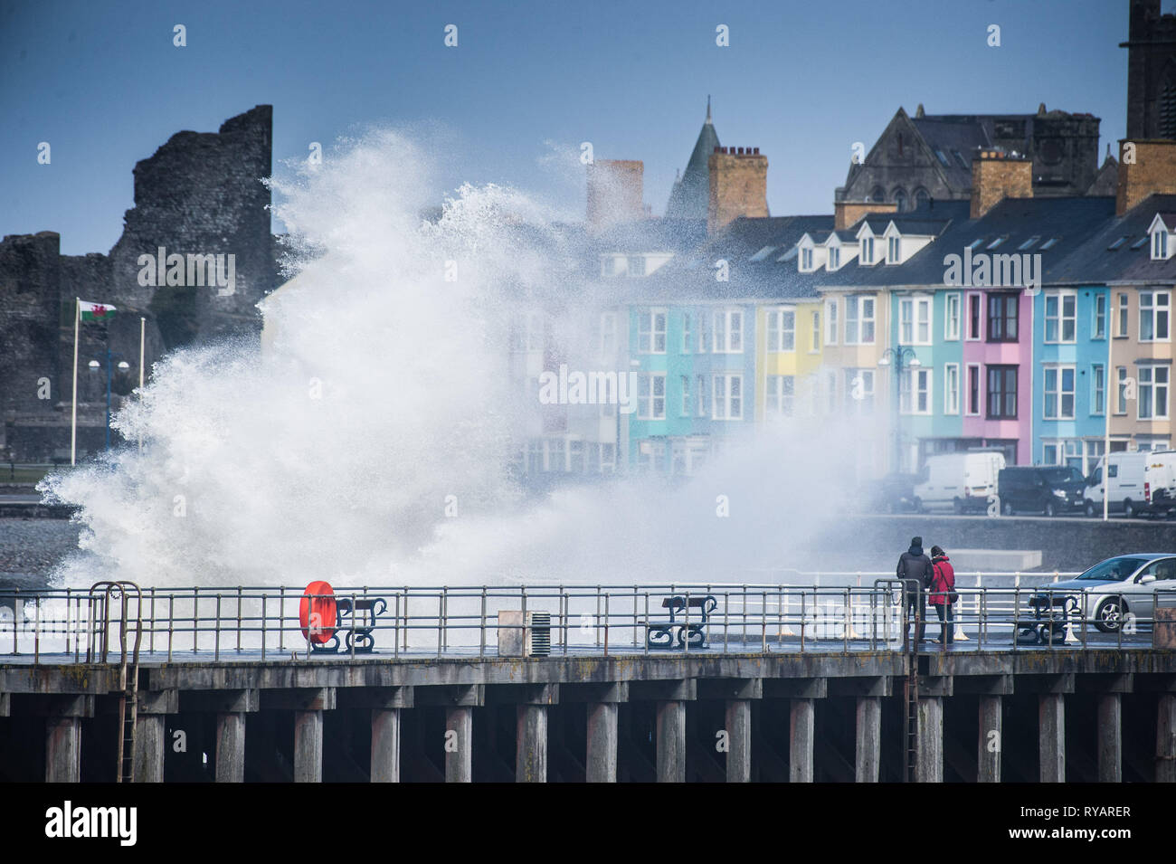 Aberystwyth, UK. Mar 13, 2019. Météo France : des coups de vent de tempête Gareth - le troisième ouragan de 2019 - hit Aberystwyth, sur la côte de la Baie de Cardigan, West Wales UK le mercredi après-midi. Des rafales jusqu'à 70 ou 80 mph prévisions sont exposés dans les régions du Nord, avec le risque de dommages graves à la propriété et une grave perturbation des déplacements et power services Crédit photo : Keith morris/Alamy Live News Banque D'Images