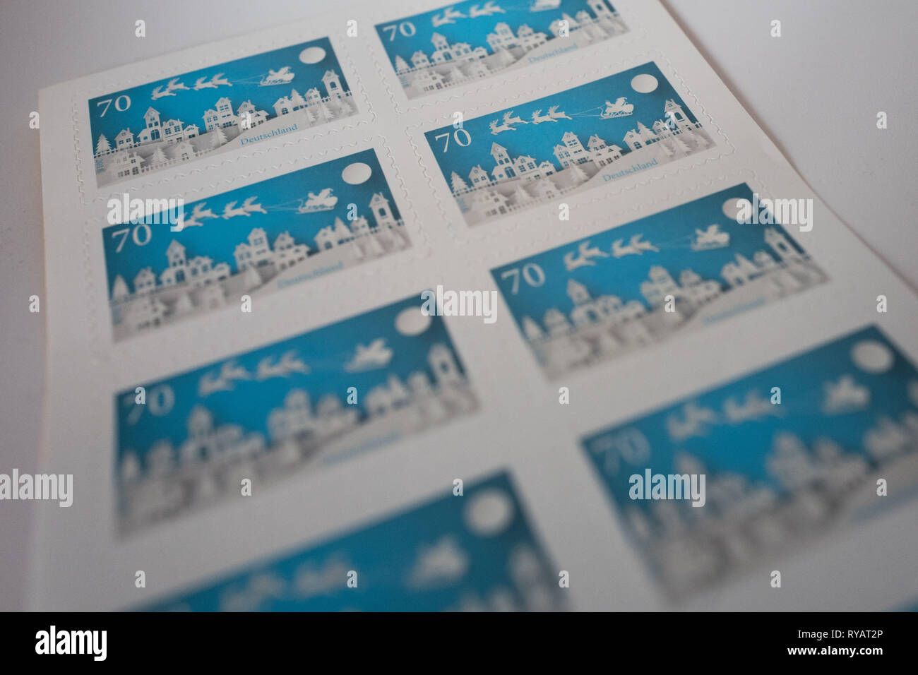 Berlin, Allemagne. Mar 13, 2019. 70 100 timbres sont couché sur une table. Le gouvernement fédéral a ouvert la voie à une augmentation significative de la lettre d'affranchissement. Selon les milieux de l'industrie, le port d'une lettre standard en ce moment pourrait passer de 70 cents à 85 à 90 cents. Credit : Jörg Carstensen/dpa/Alamy Live News Banque D'Images