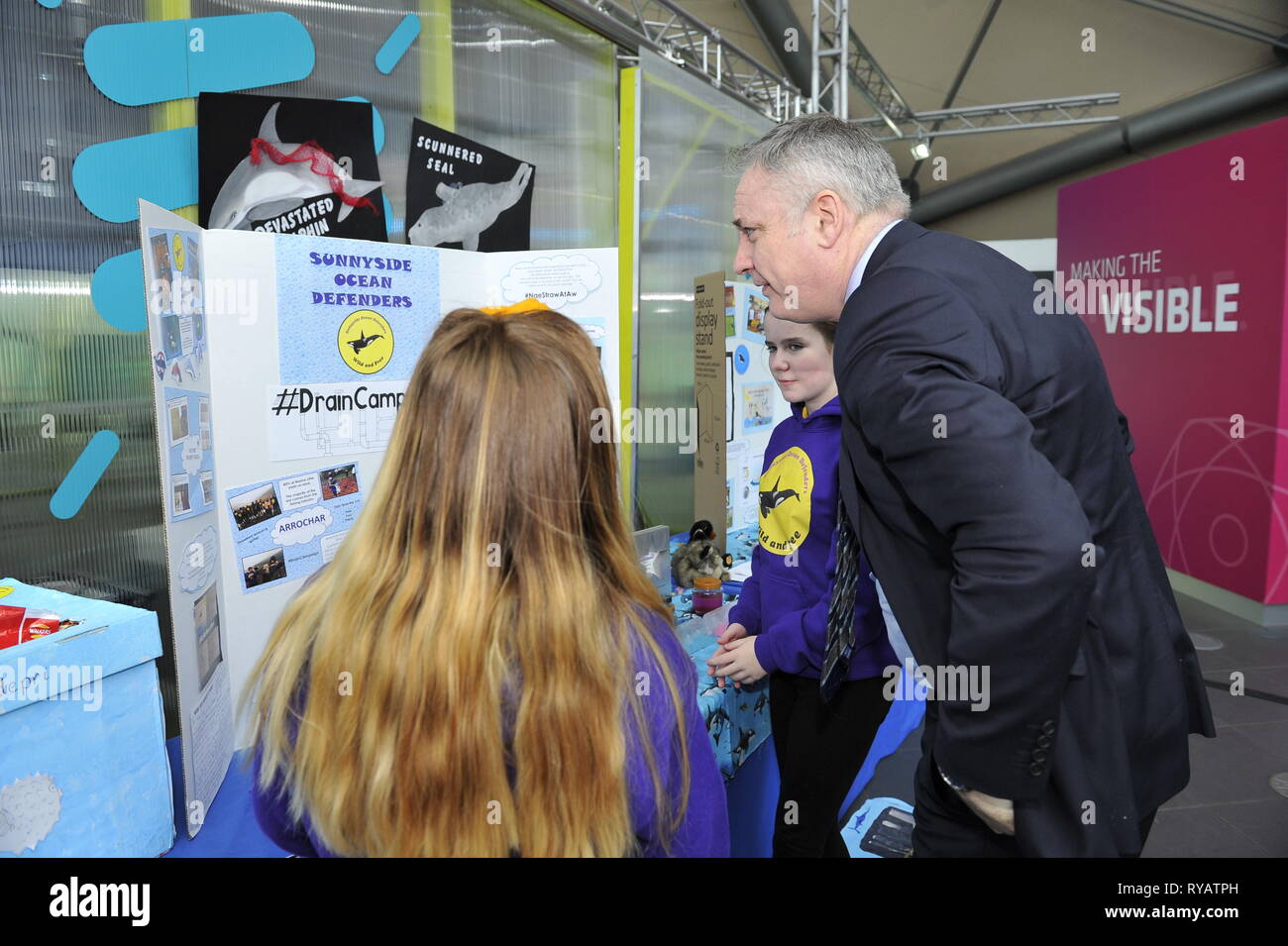 Glasgow, Royaume-Uni. 13 mars 2019. M. Lochhead se rencontre P5 et P6 les élèves de l'école primaire Sunnyside présentant une campagne environnementale qu'ils ont créés, ainsi que la consultation de pièces d'entreprises de l'ensemble de la Science, technologie, ingénierie et mathématiques (STIM). Le financement d'Ecosse de quatre centres scientifiques seront annoncés pendant la Semaine de la science britannique. L'Ecosse est la seule partie du Royaume-Uni où les centres de sciences sont pris en charge par une aide annuelle. Ministre des sciences Richard Lochhead se dévoile plus de financement. Banque D'Images