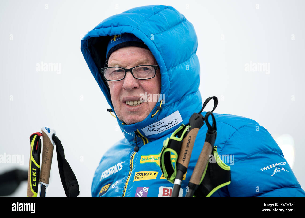 13 mars 2019, la Suède, Stockholm : Biathlon : Championnat du monde, des célibataires 20 km, les hommes. Wolfgang Pichler, entraîneur en chef de l'Agence suédoise de biathlètes, suit l'échauffement de ses athlètes. Photo : Sven Hoppe/dpa Banque D'Images