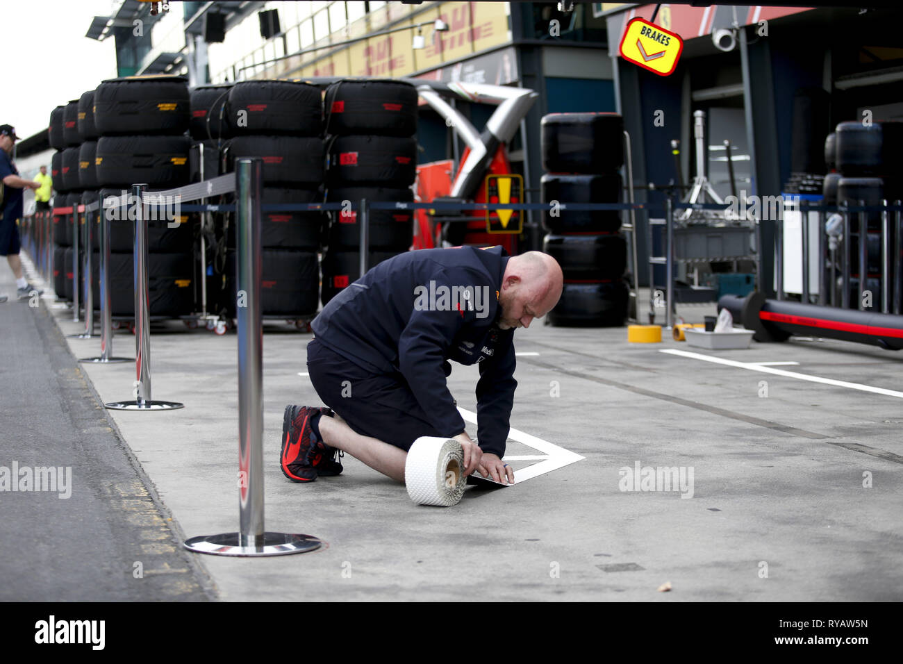 Melbourne, Australie. Mar 13, 2019. Sport Automobile : Championnat du Monde de Formule 1 de la FIA 2019, Grand Prix d'Australie, mécanicien vu dans le pit lane Credit : dpa/Alamy Live News Banque D'Images