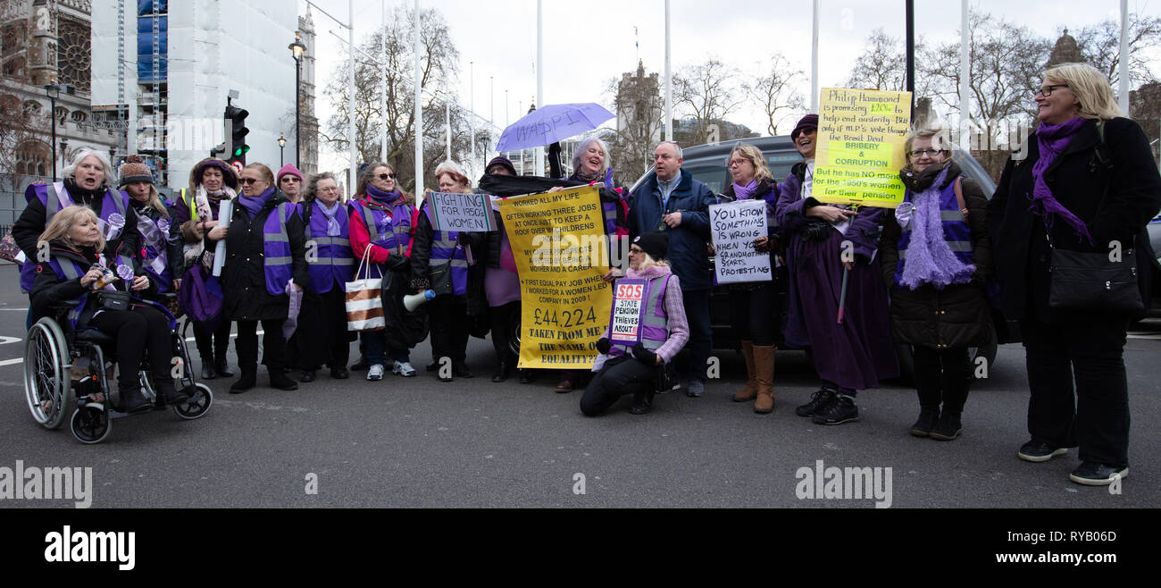 Londres, Royaume-Uni. 13 mars 2019. Groupe de manifestants de Solent WASPI (Femmes contre la Pension d'état d'inégalité) campagne contre l'injuste des changements à l'âge légal de la retraite imposée aux femmes nées dans les années 1950 près de les Chambres du Parlement, Londres, Royaume-Uni, aujourd'hui. Crédit : Joe Keurig / Alamy Live News Banque D'Images