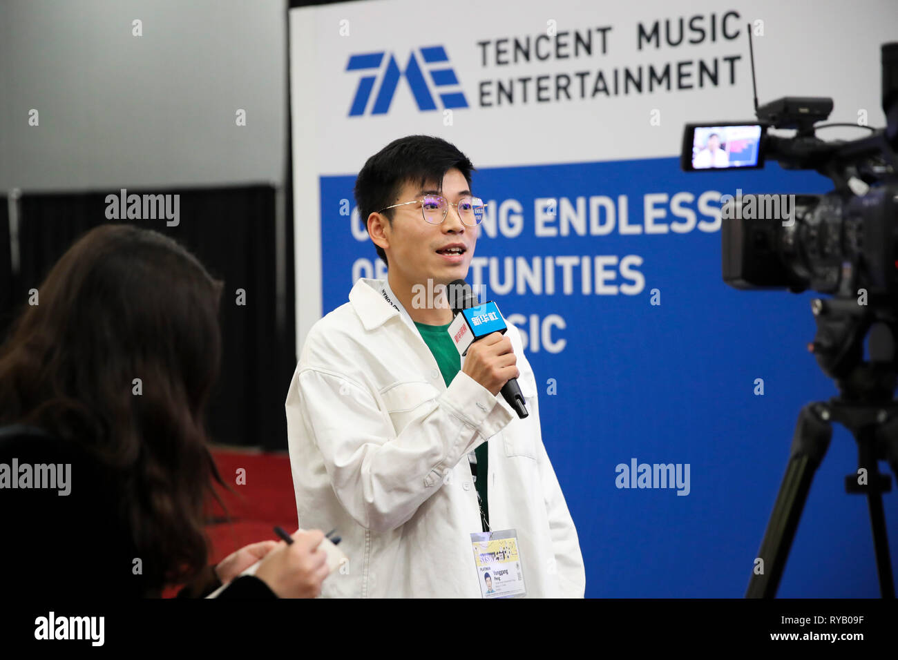 Austin, USA. Mar 13, 2019. Yoga Peng, un dirigeant de la musique en streaming de musique, service de Tencent parle lors d'un entretien avec Xinhua à la foire commerciale de la South by Southwest (SXSW) Conférence et festivals à Austin au Texas, États-Unis, le 11 mars 2019. Tencent Music, un des leaders de la plate-forme de musique en ligne en Chine, cherche à introduire la musique ethnique du pays à un public mondial à l'occasion d'un grand festival de musique aux États-Unis. Credit : Wang Ying/Xinhua/Alamy Live News Banque D'Images