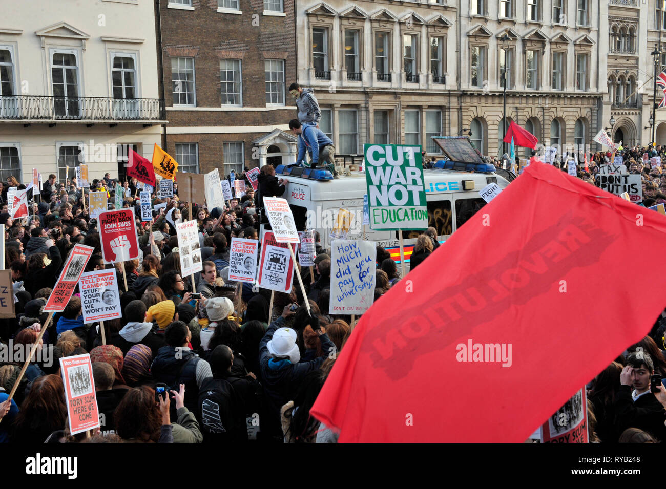 Démos étudiants contre les coupures du gouvernement et le niveau de taxes . Trafalgar Square et de Whitehall. Un vide en stationnement fourgon de police s'est retrouvée au centre d'un grand nombre de frustrations des manifestants avec des petits groupes de jeunes phoques à capuchon dans le vandalisme du véhicule : grimper sur le toit, de l'écriture graffiti sur le travail du corps et ses fenêtres et brisant les sirènes . La présence de la van cependant alerté soupçons avec de nombreux manifestants alléguant que le véhicule avait été mis délibérément comme une cible qui pourrait être citée comme une justification a posteriori de l'intervention de la police a remis plus lourds ou simplement pour isoler davantage la st Banque D'Images